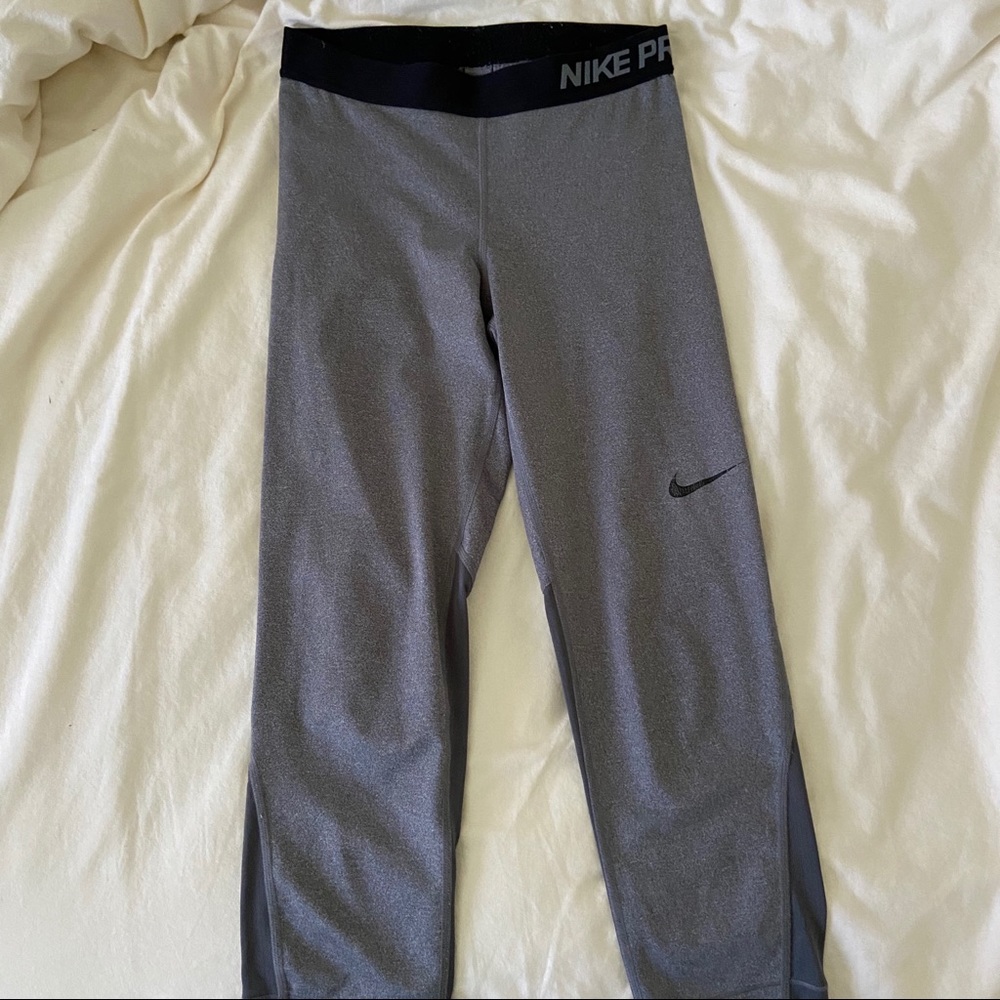 Nike Pro Mid-Rise Crop Leggings